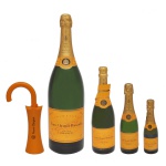 Coleção decorativa de diferentes tamanhos tradicionais de garrafas do renomado espumante francês Veuve Clicquot. Acompanha acessório decorativo em formato de guarda-chuva para extrair a bebida.