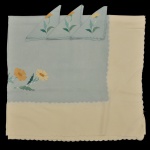 Toalha de linho azul com flores bordadas e borda bege (328 x 200 cm) com 12 guardanapos (42 x 41 cm).