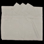 Toalha de linho branca com detalhes acetinados (430 x 172 cm) e 12 guardanapos (43 x 43 cm).