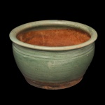 CHINA. Séc. XIX - Cachepô globular em porcelana chinesa, revestido por coberta celadon de cor verde água. Bojo moldado com leves anelados à volta e encimado por borda revirada e saliente. Base retraída circular. 24 x 25 cm.