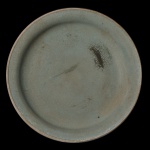 CHINA. Séc. XIX  Prato circular em porcelana chinesa lisa, revestido por coberta celadon de cor azulada, apresentando discreto craquelê. Borda baixa e reta, com marcas dos suportes de sustentação da peça dentro do forno. 3 x 17 cm.