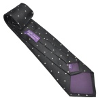 RALPH LAUREN  Elegante gravata inglesa de seda. 146 cm. Exibe cor preta com estampa de poá roxo da Vesuvio Napoli apresenta um clássico design de bolinhas sobre fundo escuro.
