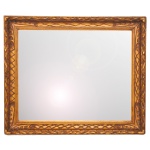 Elegante espelho de parede, de formato retangular. Apresenta moldura em madeira dourada, esculpida com faixa geométrica e borda com folhagens. 57 x 68 cm (MT). 43 x 53 cm (MI).