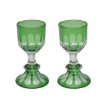 Par de cálices para vinho do Porto em cristal verde facetado (tipo doublé) com detalhes lapidados. 12 cm.