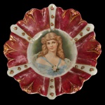 Bowl em porcelana europeia retratando um  medalhão central com a pintura de uma jovem mulher em traje vitoriano. Apresenta bordas ricamente trabalhadas em com tons intensos de vermelho-rubi.7 x 26 cm.