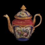 Bule para chá em porcelana europeia, caracterizado por sua intensa decoração policromada, esmaltada e com douração. Apresenta motivos florais pintados à mão. 21 x 23 cm.