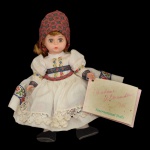 Coleção Madame Alexander  Boneca Croatia. Lançada em 1994. 20 x 10 cm.
