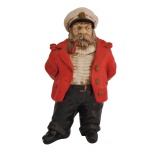 Escultura em barro policromado e pintado. A peça é detalhada, representando um velho marinheiro de barba com casaco vermelho e chapéu. 26 x 13 x 7 cm.