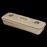 Porta escova de louça de formato retangular com superfície branca e decoração floral. No fundo marca de manufatura. cm. 6 x 24 x 10 cm.