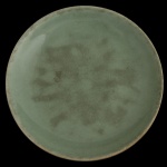CHINA. Qianlong. Séc. XIX -Tigela circular em porcelana chinesa lisa, revestida por coberta celadon de cor esverdeada. Sob a base, marca apócrifa do reinado  Manchas na parte interna. Sinais do tempo. 3 x 20 cm.