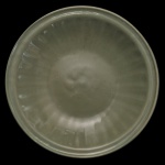 Medalhão circular em porcelana chinesa, revestido por coberta celadon de cor verde. Apresenta decoração com gomos, centralizando estilização em leve relevo. Peça do séc. XX no estilo da dinastia Ming. 6 x 30 cm.