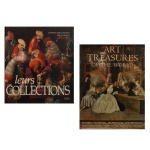 Lote constando de dois livros ilustrados sobre arte e colecionismo:A) Leurs Collections - Publicado originalmente em francês pelas Edições EPA, este livro foi escrito por Laurence Mouillefarine e Pascal Hinous. Ele explora os bastidores e os acervos de grandes colecionadores de arte e objetos raros.B) Art Treasures of the World  An Illustrated History in Colour. Hamlym Editora. B) Art Treasures of the World (à direita): Com o subtítulo "An Illustrated History in Colour", este livro clássico de grande formato foi editado pela famosa publicadora britânica Paul Hamlyn e conta com textos de Eleanor C. Munro e Raymond Rudorff. Ele traça uma história visual da pintura, escultura e arquitetura desde os tempos pré-históricos até o século XX.