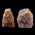 Par de bases (drusa) de ametista. Formação mineral natural de quartzo roxo, compostas por aglomerado de pequenos cristais de ametista brotando de uma matriz rochosa natural. 11 x 11 x 6 cm / 11 x 8 x 5 cm.