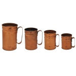 Conjunto composto por 4 canecas cilíndricas em cobre. Alças arredondadas. 18 x 14 cm (maior) 10 x 10 cm (menor).