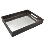 Bandeja organizadora em material sintético texturizado. Apresenta formato retangular com costuras brancas contrastantes ao redor de suas bordas e alças vazadas nas laterais. 7 x 46 x 36 cm.