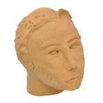 ARTE POPULAR BRASILEIRA  Escultura artesanal de cabeça humana em barro cozido com tom natural de terracota, que parece se alinhar ao estilo das tradicionais cabeças de barro inspiradas em ex-votos da arte popular brasileira, Modelagem manual com traços estilizados e expressivos.23 x 17 x 22 cm.