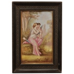 A. ARMAND  Escola Francesa - Placa em cerâmica decorativa, de estilo clássico, retratando Vênus e Cupido em uma cena de jardim. Exibe uma mulher em vestes clássicas com tons de rosa e branco sentada em um bosque, segurando afetuosamente o pequeno Cupido alado (Eros), enquanto uma aljava com flechas repousa ao seu lado na rocha. Assinado cie. Moldura em madeira escurecida. 25 x 14 cm (MI). 33 x 23 cm (MT). 