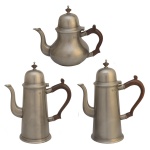 JOHN SOMERS, MG - Conjunto para chá e café em estanho estilo colonial, produzidos pela marca John Somers no Brasil. Constando de bule p/ chá (26 x 22 cm), bule p/ café (27 x 22 cm ) e leiteira (19 x 22 cm). Apresentam acabamento em estanho fosco e alças de madeira. A John Somers é uma fábrica de estanho conceituada, fundada em São João del-Rei, Minas Gerais. Estas peças são altamente colecionáveis, com muitas produções datando das décadas de 1960 a 1990. O