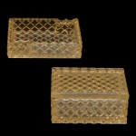 Lote constando de 2 peças, sendo: A) Caixa porta-joias de cristal Tcheco, lapidado com padrão geométrico, frequentemente referido como lapidação bico de jaca. 6 x 12 x 9 cm (caixa). B) Cinzeiro de formato retangular do mesmo estilo e padrão. 3 x 12 x 9 cm (cinzeiro). Pequeno Bicado