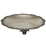 Centro de mesa em metal espessurado a prata Meridional. Formato circular de fundo liso e borda decorada com flores. Comemorativo EMAPA 1973  Avaré.