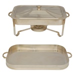 ST JAMES  Conjunto de duas peças em metal prateado da marca nacional St. James sendo: Réchaud retangular com tampa e suporte estrutural com pernas curvadas. 20 x 43 x 25 cm e bandeja retangular (53 x 30 cm).Ambas as peças com alças no padrão bambu.