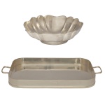 ST JAMES  Conjunto de duas peças em metal prateado da marca nacional St. James sendo: centro de mesa com bordas onduladas (9 x 27 x 21 cm) e uma bandeja retangular profunda com alças laterais.  (46 x 25 cm).