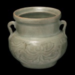 CHINA. Final séc. XVIII / Séc. XIX - Pote bojudo em porcelana chinesa, revestido por coberta celadon de cor verde claro. Bojo abaulado, ornado por adornos florais incisos. Gargalo reto ladeado por argolas, encimado por borda saliente. Base retraída circular. 8 x 9 cm.