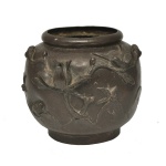 Séc. XIX - Pote oriental provavelmente japonês, bojudo em bronze patinado, ornamentado por animais e folhagens em relevo. Borda dobrada em debrum liso e base circular reta. 15 x 18 cm.