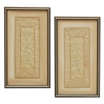 Painel de bordado chines emoldurado, em fina seda servindo como base para os fios de bordado. Arte tradicional chinesa, frequentemente apresentando motivos da natureza, como flores delicadas, galhos e pássaros em um formato vertical e alongado. A peça central é contornada por uma borda de tecido brocado de seda decorativa e protegida por uma moldura com vidro. 27 x 11 cm (MI). 36 x 20 cm (ME). Marcas do tempo.