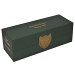 Dom Pérignon Brut 1992 - Uma safra de elegância e requinte. Acondicionado em caixa lacrada. O Dom Pérignon Brut 1992 é um testemunho do prestígio desta lendária casa de Champagne. Produzido em um ano marcado por condições de cultivo equilibradas, este vinho de safra oferece elegância, profundidade e potencial de envelhecimento, tornando-o um item de colecionador muito apreciado. Com mais de três décadas de maturação, desenvolveu uma complexidade notável, mantendo sua frescura característica. Obs.: A bebida é antiga ou vintage, portanto, não podemos garantir a qualidade da mesma. O valor comercial está na raridade da garrafa e/ou do rótulo.