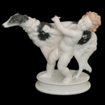 Hutschenreuther Selb. Alemanhã - Grupo escultórico de porcelana Rosenthal, policromada representando menino com seu cachorro. No fundo marca da manufatura. 17 x 20 x 9 cm.