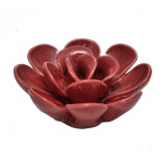 Adorno decorativo de cerâmica em formato de flor na cor marsala, com pétalas delicadamente esculpidas em várias camadas. 4 x 11 cm.