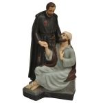 Imagem em estuque (revestimento feito à base de gesso, areia e pó de mármore), esculpida e policromada de São Camilo de Lellis cuidando de um doente. Apresenta-se o santo com longo manto sobre uma batina preta, própria à sua Ordem dos Camilianos, Membros da Ordem dos Ministros dos Enfermos, realçada por uma cruz vermelha no lado direito do peito, a qual simboliza a dedicação aos enfermos e aos necessitados. É retratado segurando a mão de um desamparado sentado no chão. Este santo se tornou o padroeiro dos profissionais da saúde e posteriormente considerado como o precursor da Cruz Vermelha. Base baixa no formato de L. 34 x 19 x 13 cm.