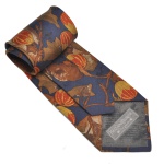 YVES SAINT LAURENT  Gravata italiana de seda. 145 cm. Exibe uma estampa outonal em tons de marrom e laranja sobre fundo azul.
