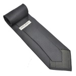 GIORGI ARMANI - Elegante gravata italiana de seda. 145 cm. Exibe uma cor cinza escuro com textura listrada exibe um design clássico com acabamento refinado.