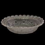 Bowl em vidro moldado e translucido. Apresenta um padrão de videira e cachos de uvas ao longo de sua borda. 5 x 21 x 15 cm.