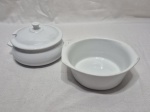 Lote de travessa redonda funda e sopeira em porcelana branca. Medindo a travessa 15cm x 6cm de altura.