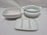 Lote em porcelana branca, composto de petisqueira e 2 bowls. Medindo a molheira 13cm x 7cm de altura.