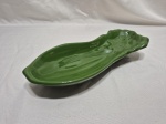Petisqueira na forma de pimentão em porcelana verde. Medindo 29cm x 12cm x 5cm de altura.