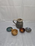 Lote de jarra com 4 bowls em cerâmica. Medindo a jarra 13,5cm de altura.