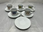 Jogo de 5 xícaras de café com 6 pires em porcelana estampada. Medindo 6cm x 6cm de altura.