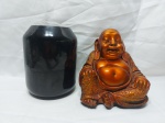 Lote de vaso floreiro em vidro e escultura de buda em porcelana pintada. Medindo o Buda 17cm de altura.