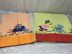 Par de lençois quadriculados infantil, com pintura feita a mão. Medindo 160cm x 80cm. Peça com marcas de guardado.
