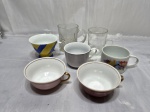 Lote de 5 xícaras de chá sem pires em porcelana e 2 canecas em vidro.