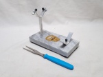 Suporte para pernil defumado carnes e aves em mármore e aço polido. Medindo 19cm x 9cm x 14cm de altura.