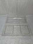 Lote de travessa com tampa e petisqueira com 3 divisões em acrílico. Medindo a pãozeira 38cm x 18cm x 8cm de altura, com fio de cabelo.