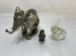 Lote de 3 enfeites na forma de elefante, sendo em vidro, resina e pedra. Medindo o maior 13cm de altura.