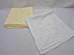Lote de 2 toalhas de mesa quadrada, sendo uma padrão renda. Medindo 110cm x 110cm, 130cm x 130cm.  Com marcas de guardado.