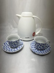 Lote de garrafa térmica com 2 xícaras de café em porcelana. Medindo a garrafa 17cm de altura.