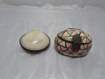 Lote de 2 caixas decorativas, sendo uma em lâmina de osso e uma em concha natural. Medindo a maior 9cm x 6cm x 6,5cm de altura.